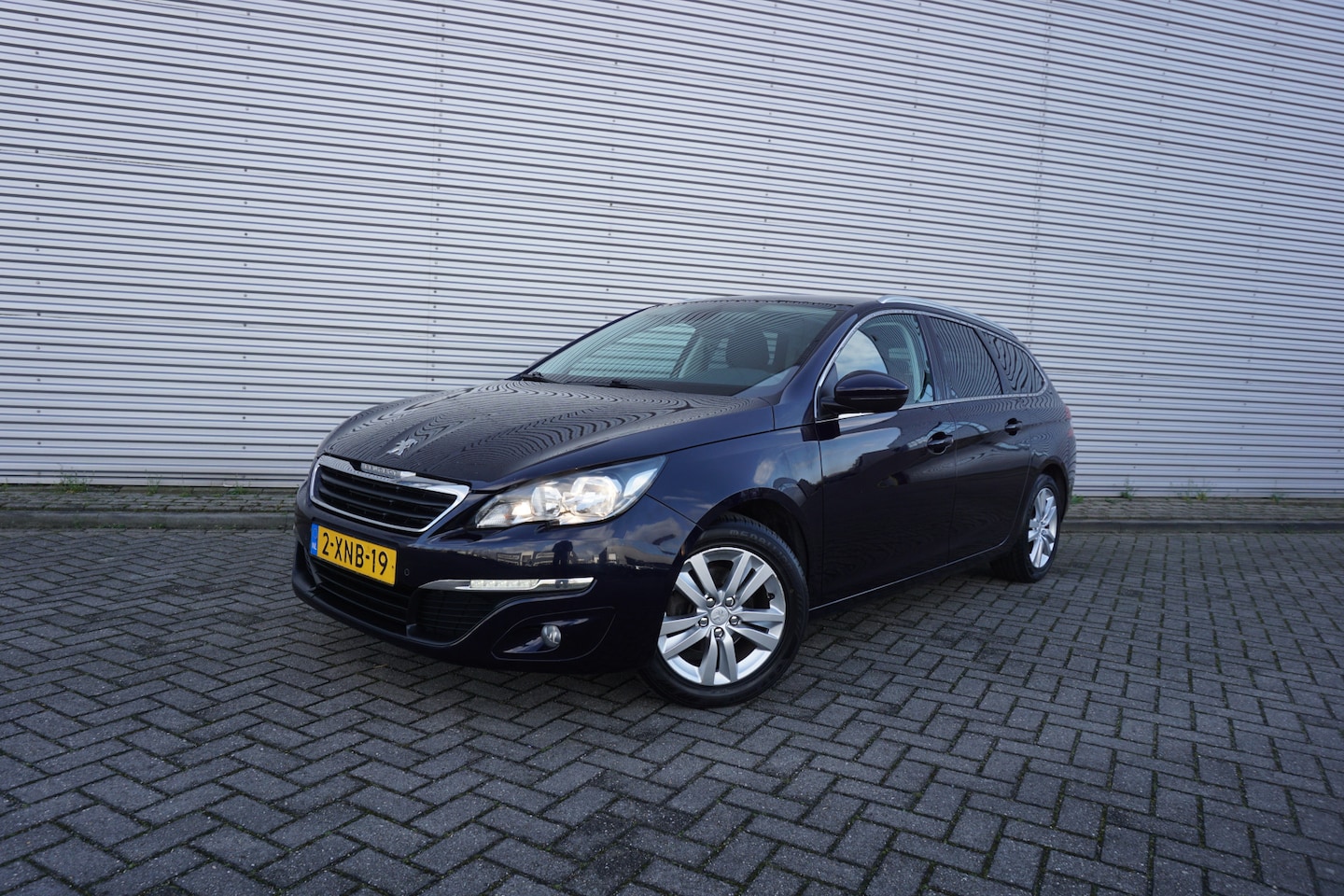 Peugeot 308 SW - 1.2 e-THP Blue Lease Executive Climate / Navi / Cruise / Pano / Parkeersens. / Trekhaak / - AutoWereld.nl