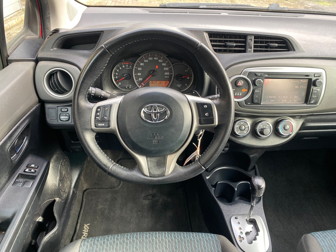 Toyota Yaris - 1.3 VVT-i Dynamic DEALER ONDERHOUDEN MET FLIPPERS OM TE SCHAKELEN
