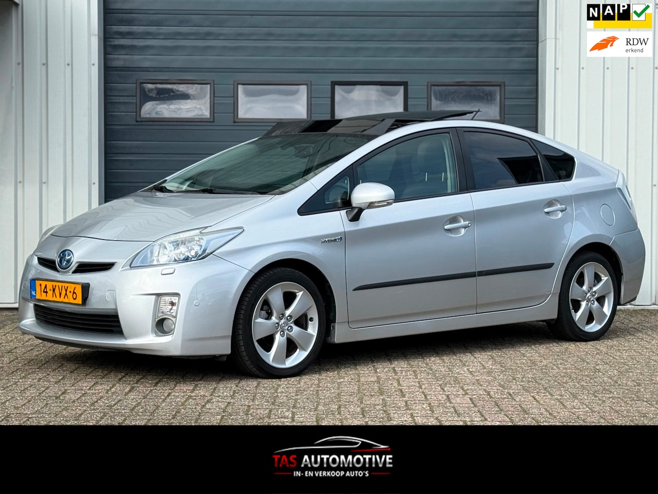 Toyota Prius - 1.8 Executive NAVI / LEER / PANO / HUD / PDC - AutoWereld.nl