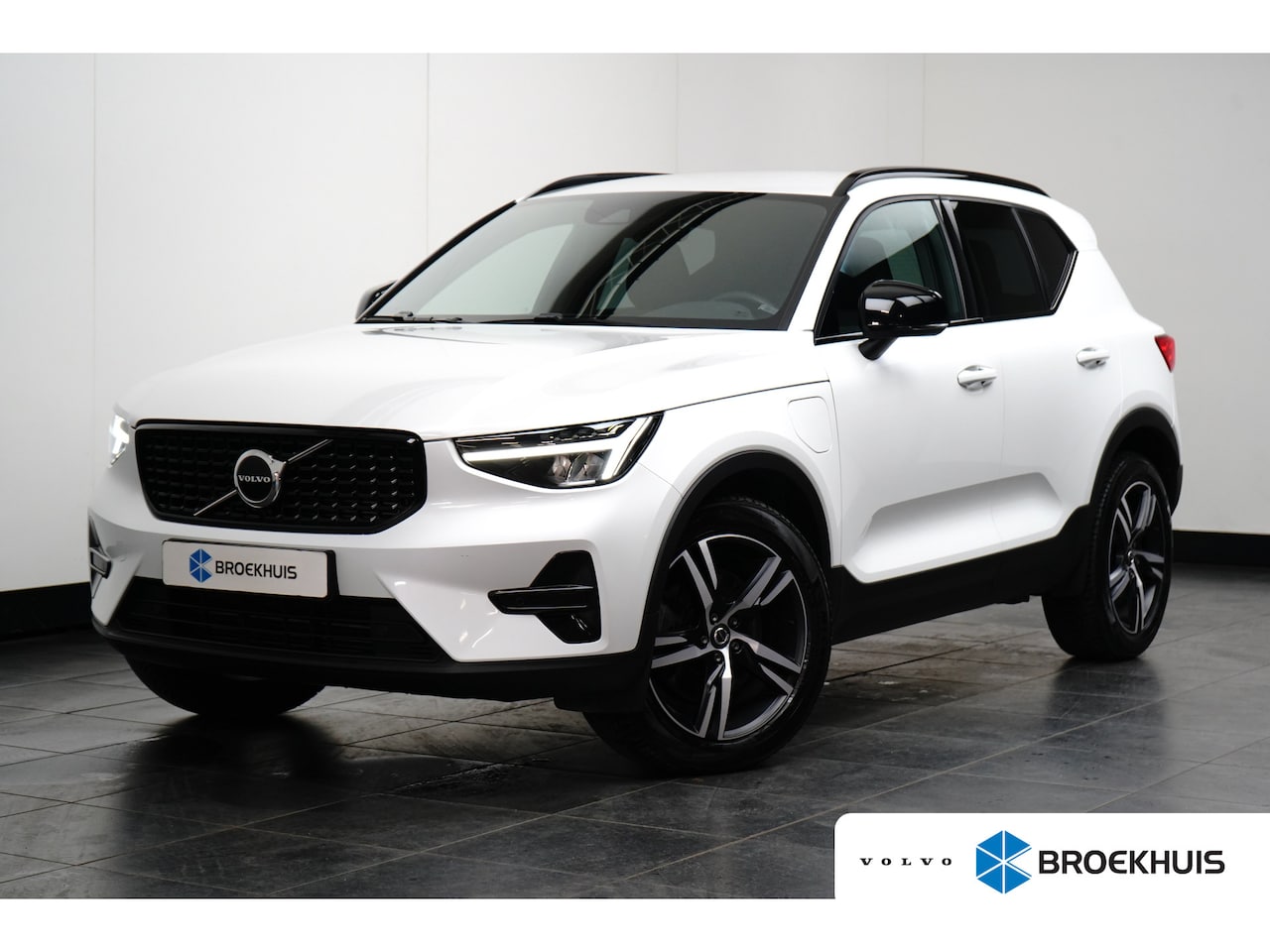 Volvo XC40 - T4 Recharge Plus Dark | Harman/Kardon | Elek Stoel | Camera | Keyless | Stoel- & Stuurverw - AutoWereld.nl