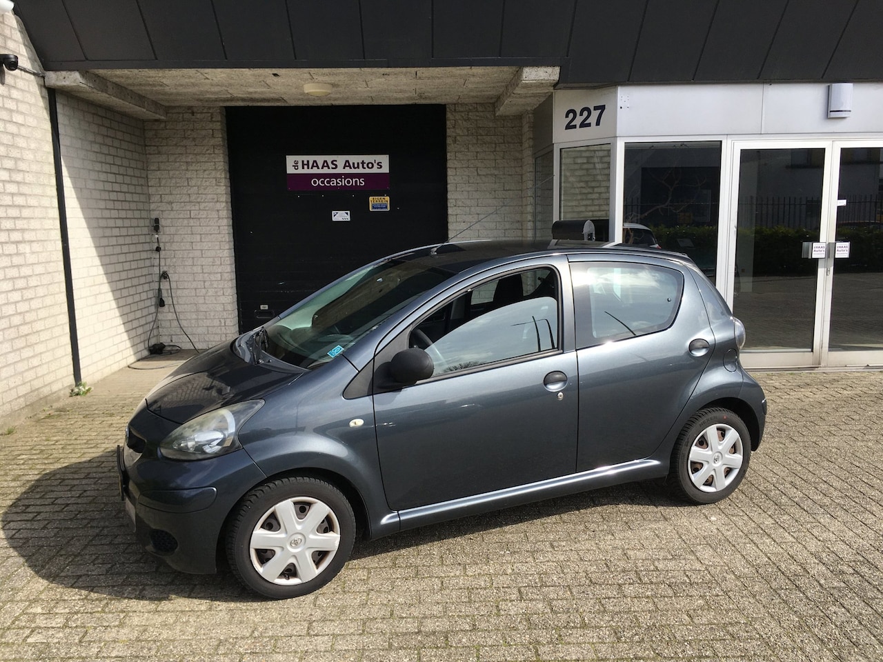 Toyota Aygo - 1.0-12V Cool / 5 DEURS / ZUINIG / KM+NAP / METALLIC - AutoWereld.nl
