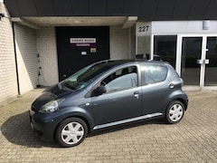 Toyota Aygo - 1.0-12V Cool / 5 DEURS / ZUINIG / KM+NAP / METALLIC