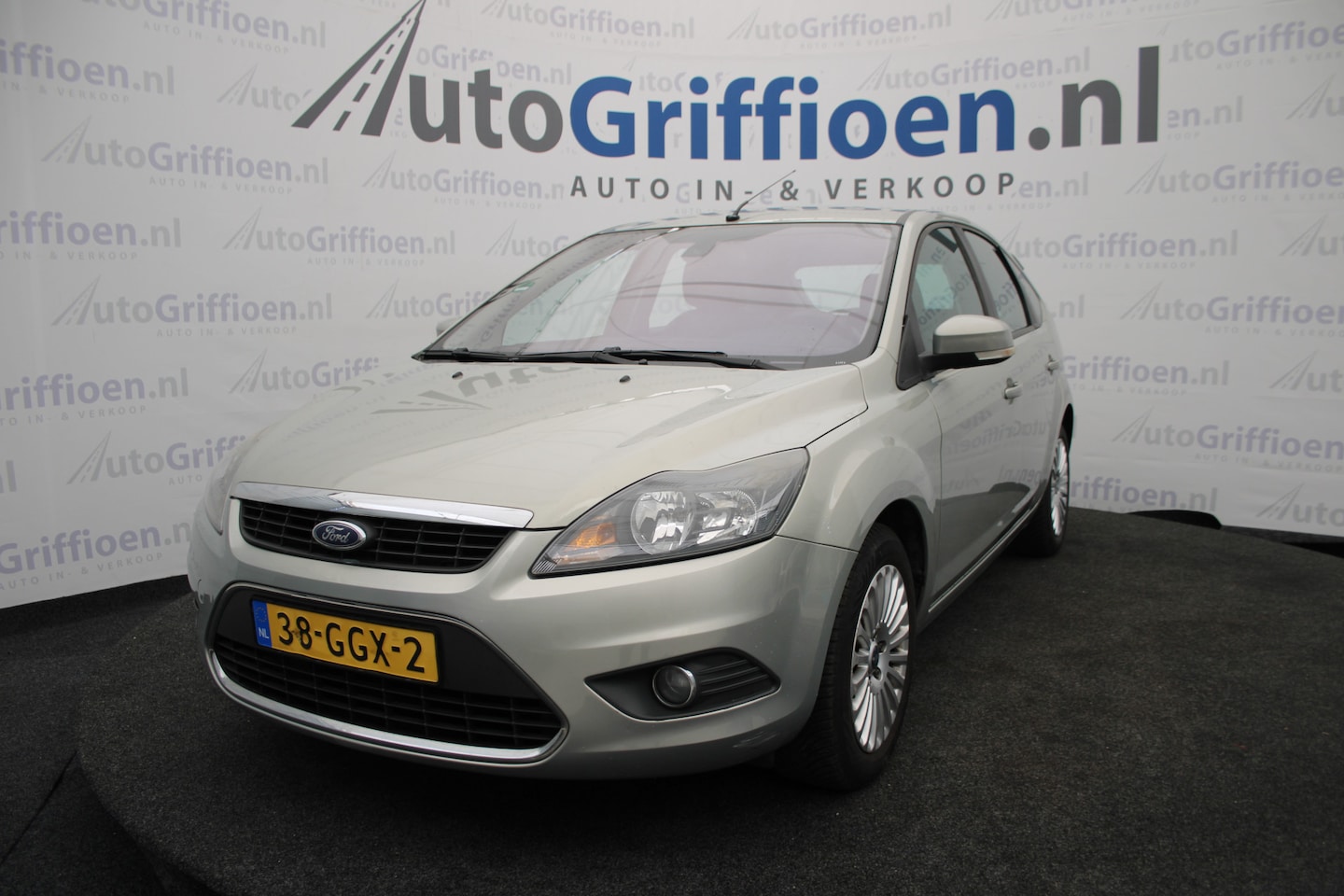 Ford Focus - 1.6 Titanium met leer, klima, trekhaak, cruise, stoelverwarming enz. enz. - AutoWereld.nl