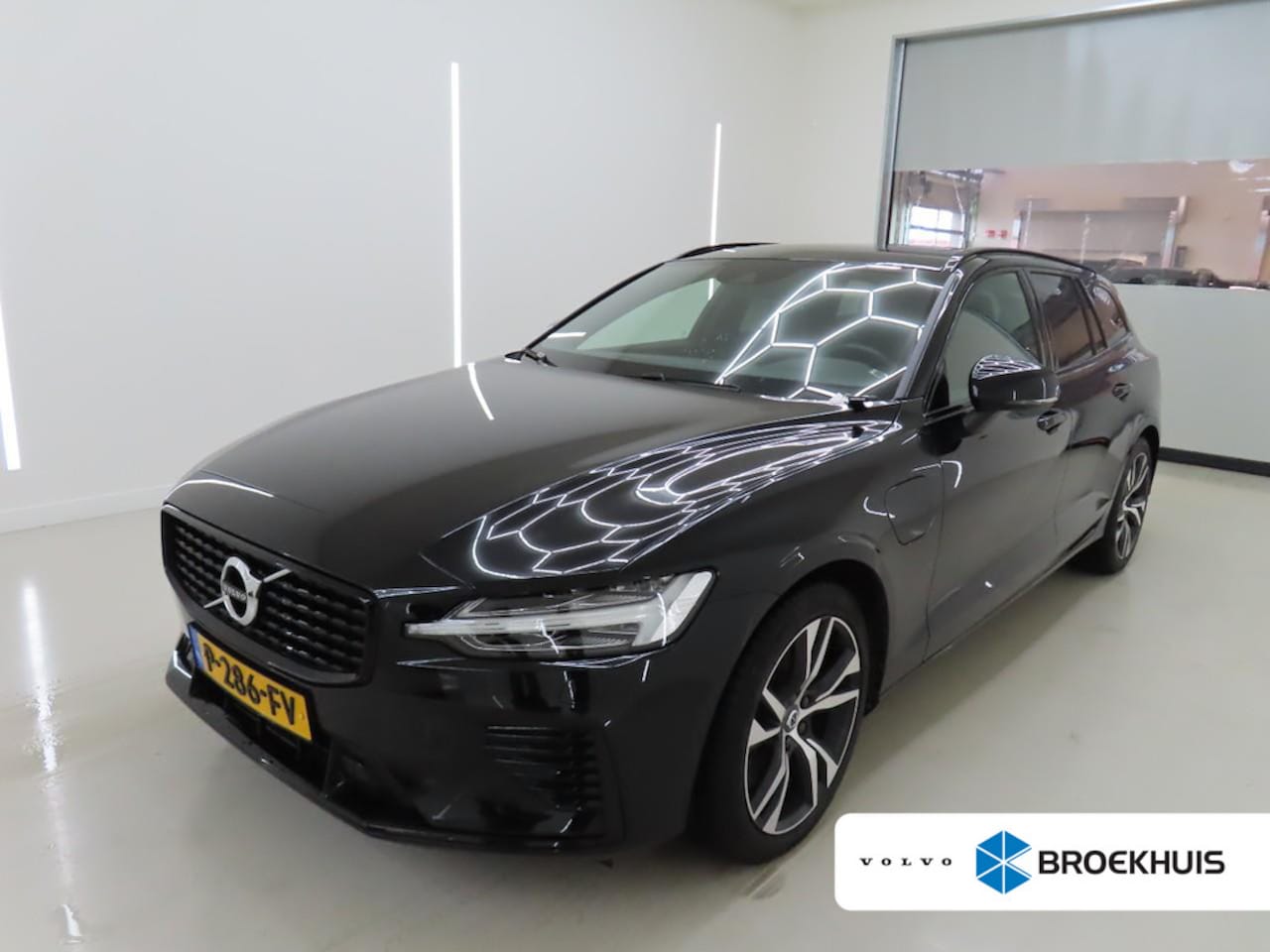Volvo V60 - 2.0 T6 Plug-in hybrid AWD Plus Dark | Panoramadak | Trekhaak | Stoel en stuurwielverwarmin - AutoWereld.nl