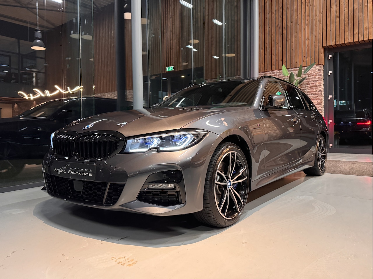 BMW 3-serie Touring - 330e xDrive High Exe. M-Sport, 19", Pano, HUD, trekhaak - AutoWereld.nl