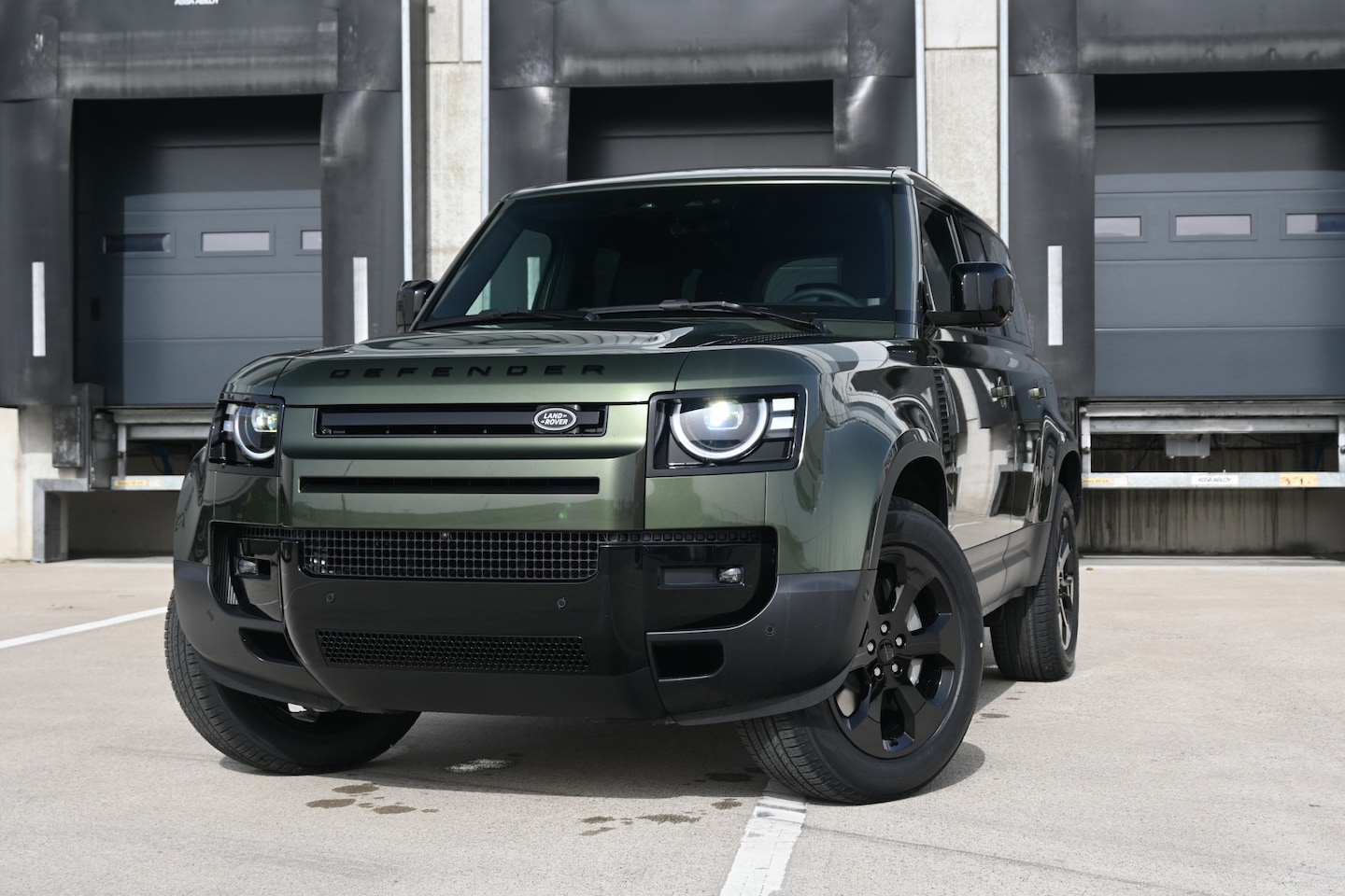 Land Rover Defender 110 - 2.0 P300e 110 Forest Edition 2.0 P300e 110 Forest Edition - AutoWereld.nl