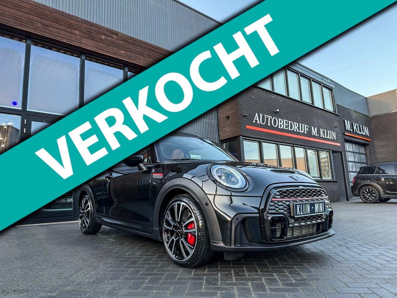 MINI John Cooper Works - Mini 2.0 JCW Pack F1 aut 231pk/Chesterbrown leer/Pano/Bomvol/Btw - AutoWereld.nl