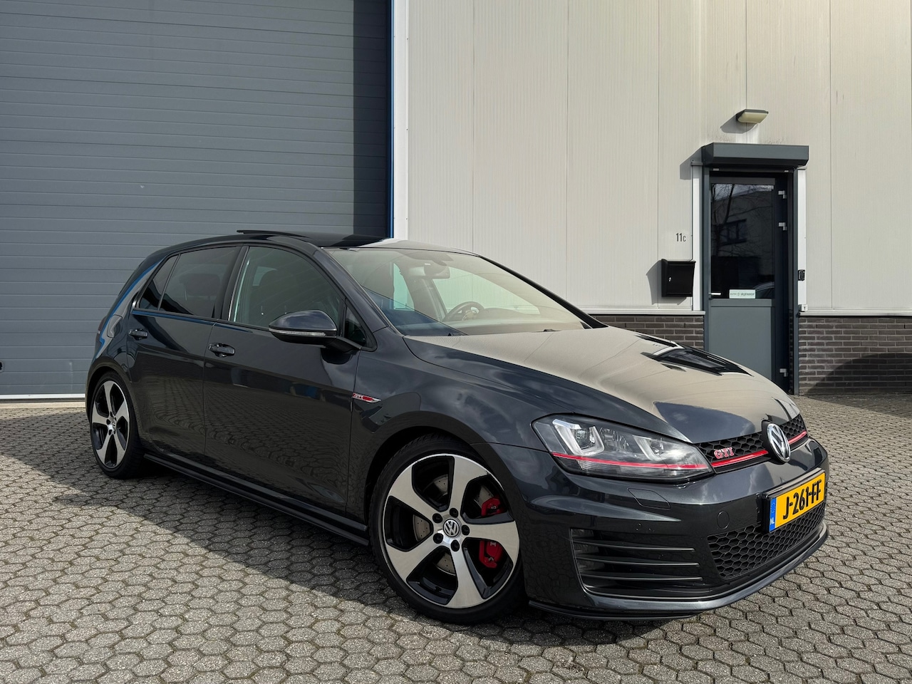 Volkswagen Golf - 2.0 TSI GTI Performance |DSG| Pano |Dynaudio | DCC | Navi | Trekhaak - AutoWereld.nl