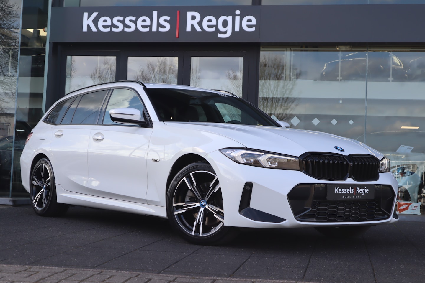 BMW 3-serie Touring - 320e M-Sport Memory HuD Keyless HiFi Ambient Leder Sensoren 18” Stoelverwarming - AutoWereld.nl