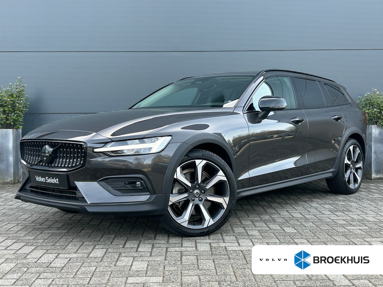 Volvo V60 Cross Country - 2.0 B5 AWD Pro | Trekhaak | HU-Display | Pano | 360 camera | Black pakket | Polestar tunin - AutoWereld.nl