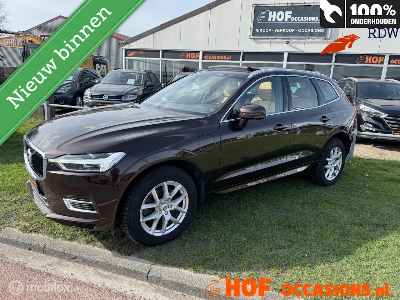 Volvo XC60 - 2.0 T8 Twin Engine AWD Momentum PANO/LEDER/TREKHAAK - AutoWereld.nl