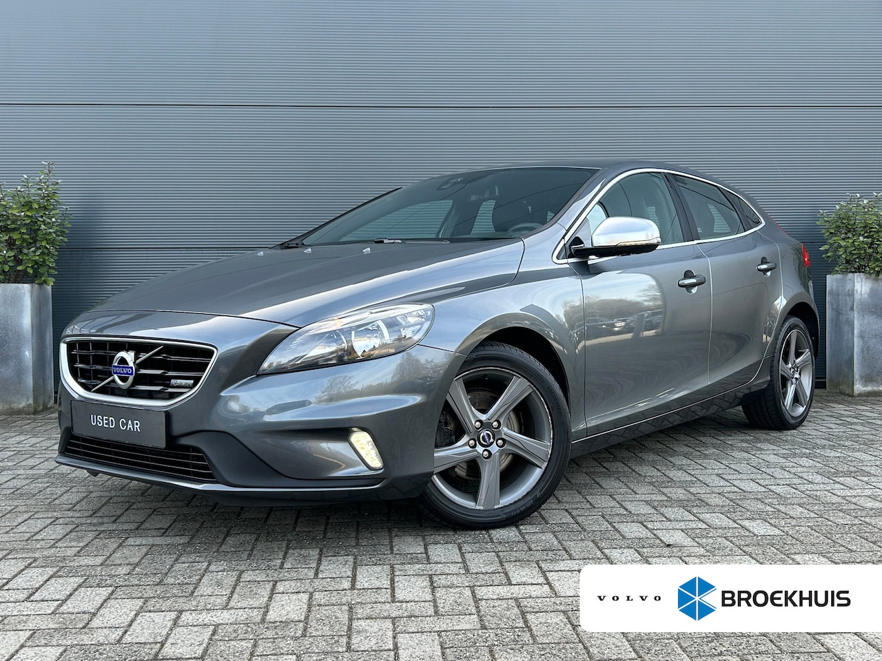 Volvo V40 - 1.6 T2 R-Design | Audio installatie | Cruise control | Lederen/alcantara bekleding - AutoWereld.nl