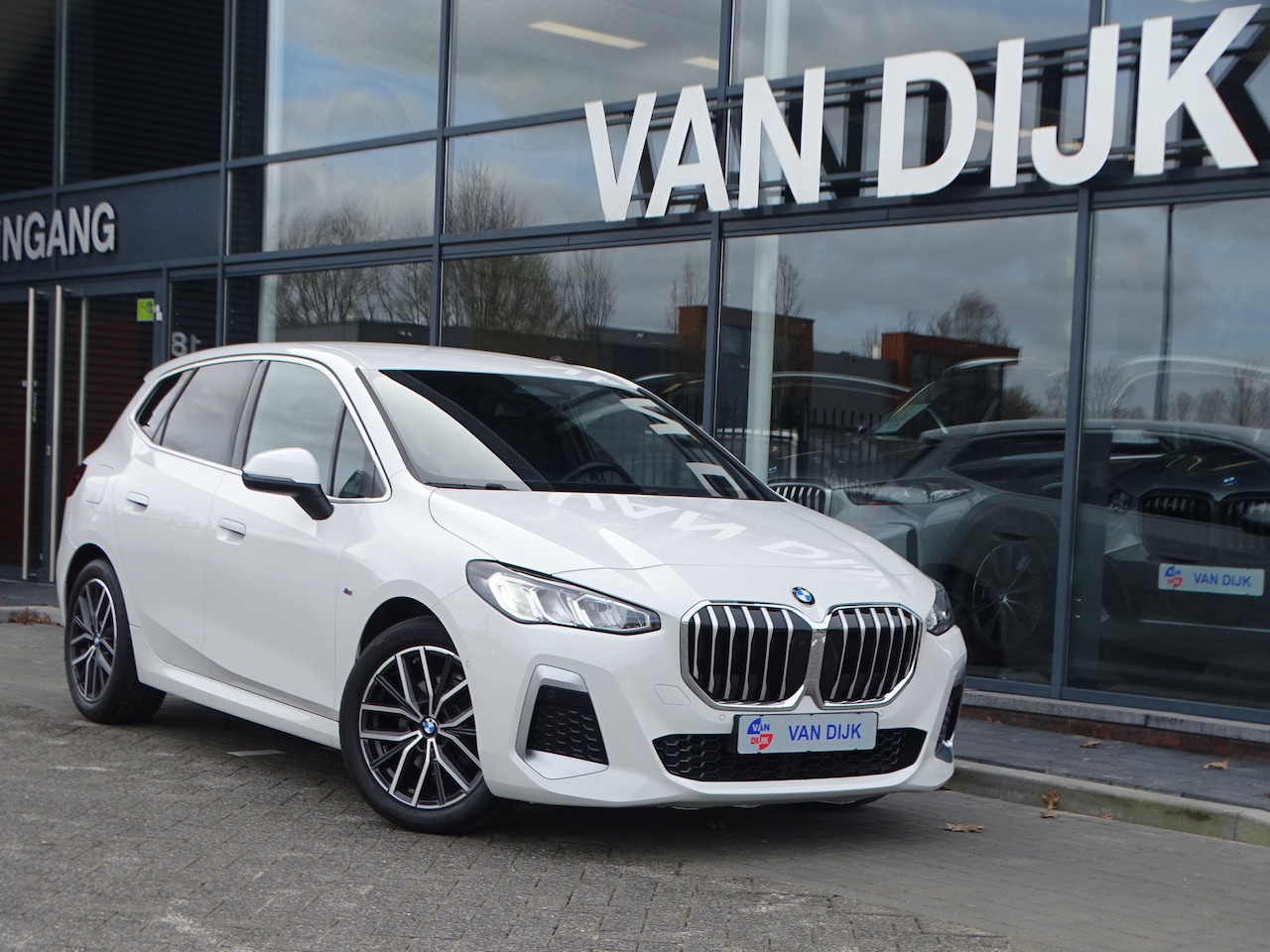 BMW 2-serie Active Tourer - 218i M Sportpakket Sportstoelen Adaptief M-onderstel Parkeerhulpsysteem 18''LM Velgen - AutoWereld.nl