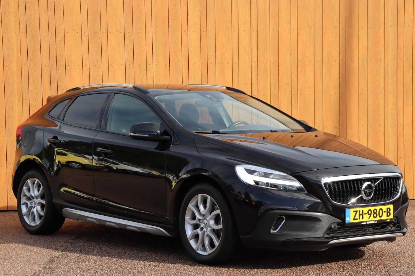 Volvo V40 Cross Country - 1.5 T3 Polar+ Luxury org.NL pano-dak trekhaak Harman/Kardon leer+vw - AutoWereld.nl