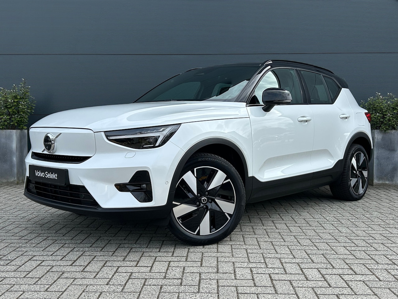 Volvo EX40 - Single Motor Extended Range Ultra 82 kWh | Trekhaak | Pixel-LED | All-seasons | Pano | Mem - AutoWereld.nl