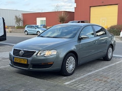 Volkswagen Passat - 1.6 FSI 116PK Sedan Cruise Clima PDC