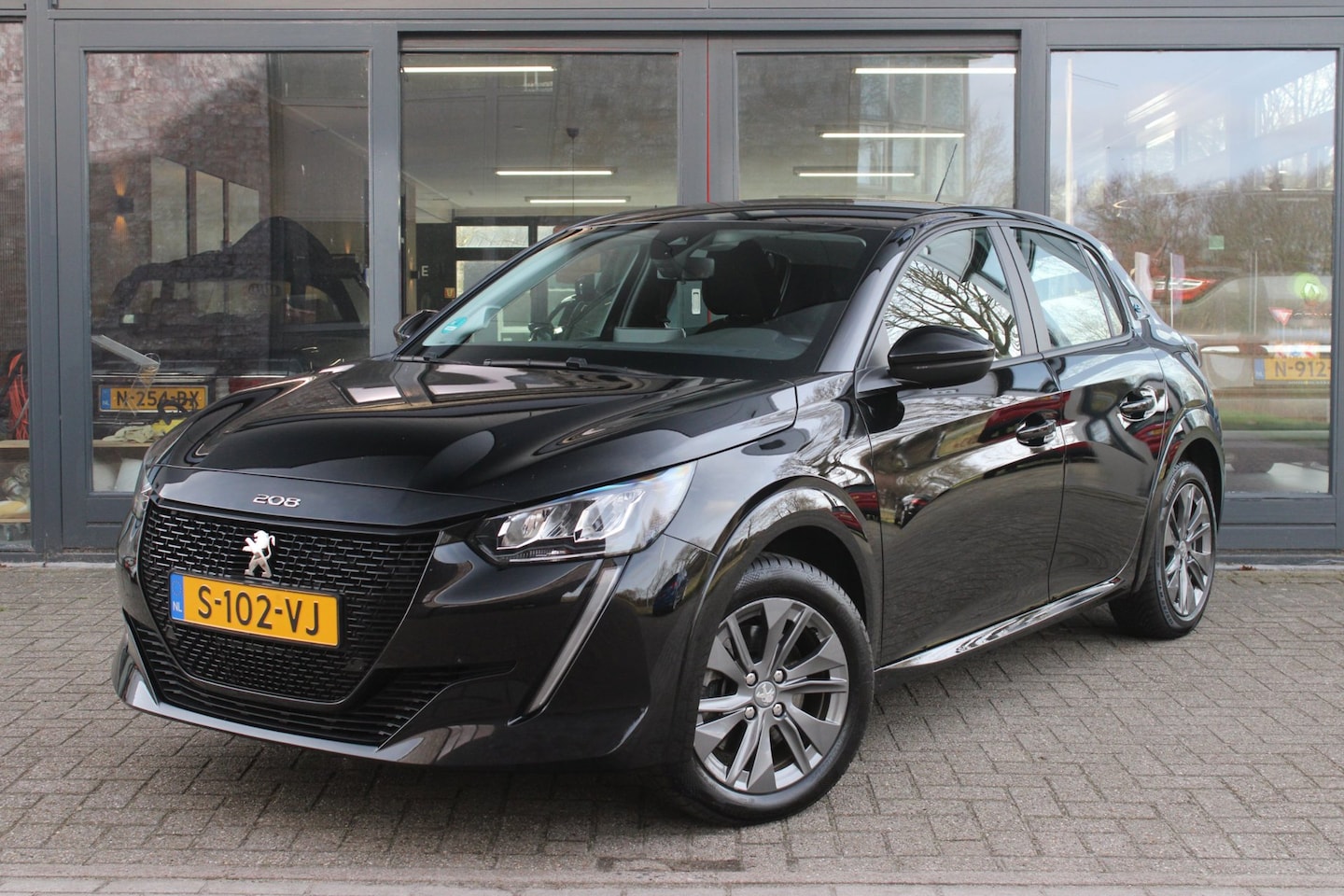 Peugeot e-208 - EV Active Pack 50 kWh | SOH 95% | Cruise Control | Lane-assist | Carplay | Parkeersensoren - AutoWereld.nl