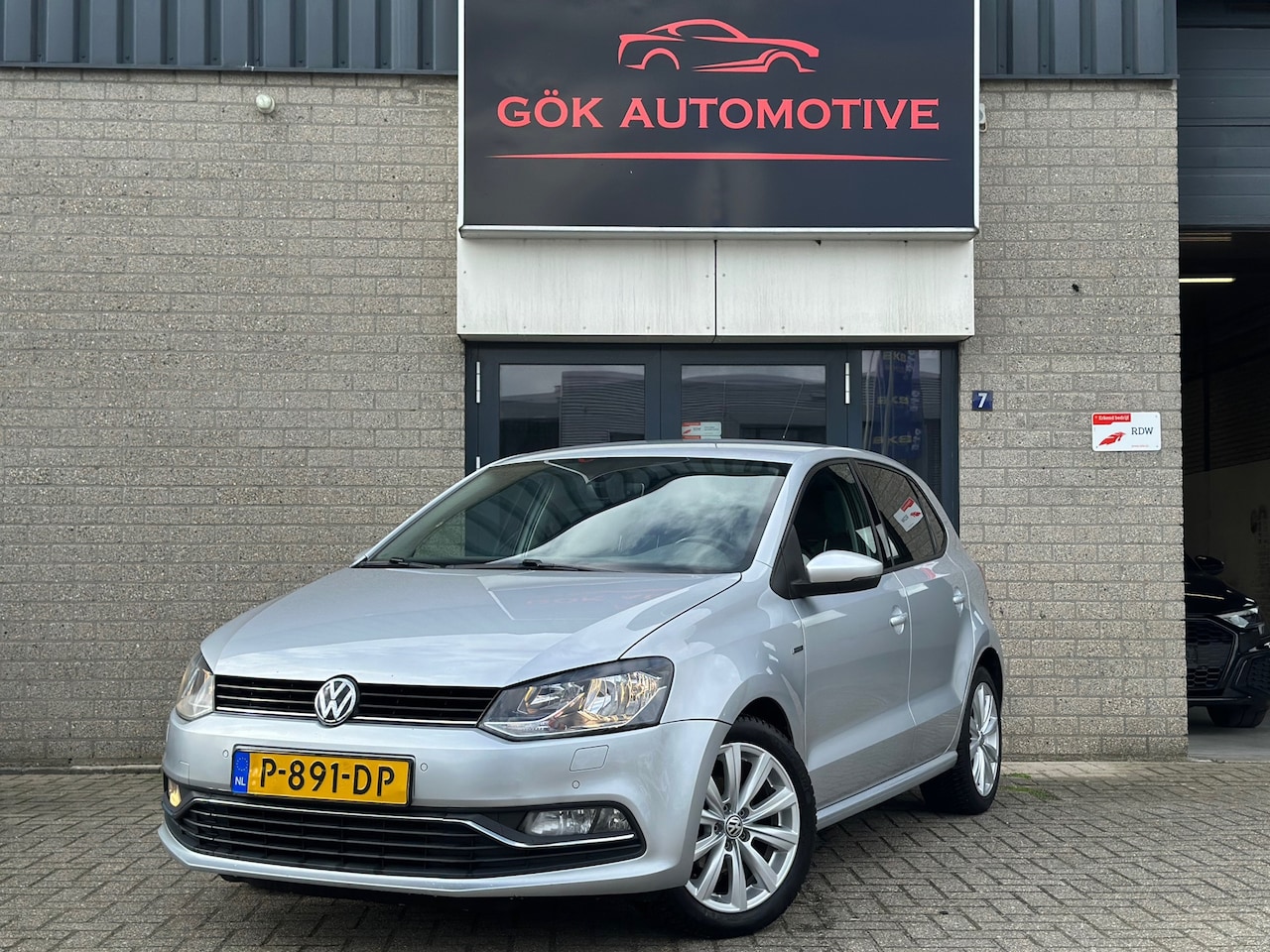 Volkswagen Polo - 1.2 TSI First Edition / PDC / Stoelverwarming / Dynamisch Onderstel / Cruise Control / Cli - AutoWereld.nl