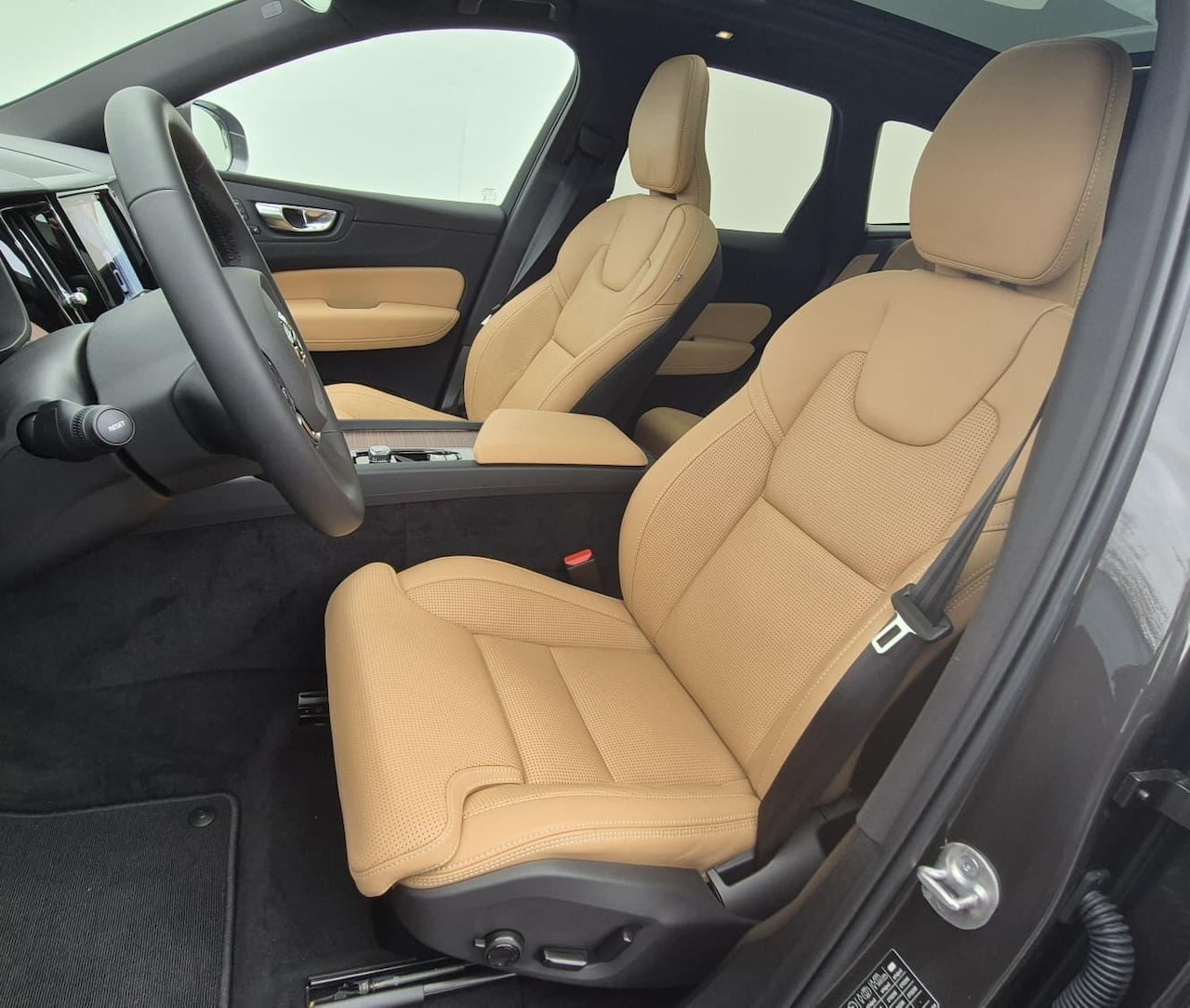 Volvo XC60 - 2.0 T6 Phev AWD Ultra Bright Luchtvering - 21” Wielen - Panorama dak - Lighting –Head up - - AutoWereld.nl