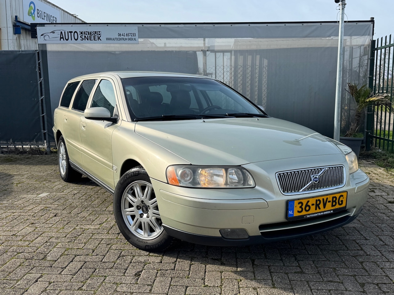 Volvo V70 - 2.4 Momentum AUT - Airco - Cruise - Leder - APK 01-27 - AutoWereld.nl