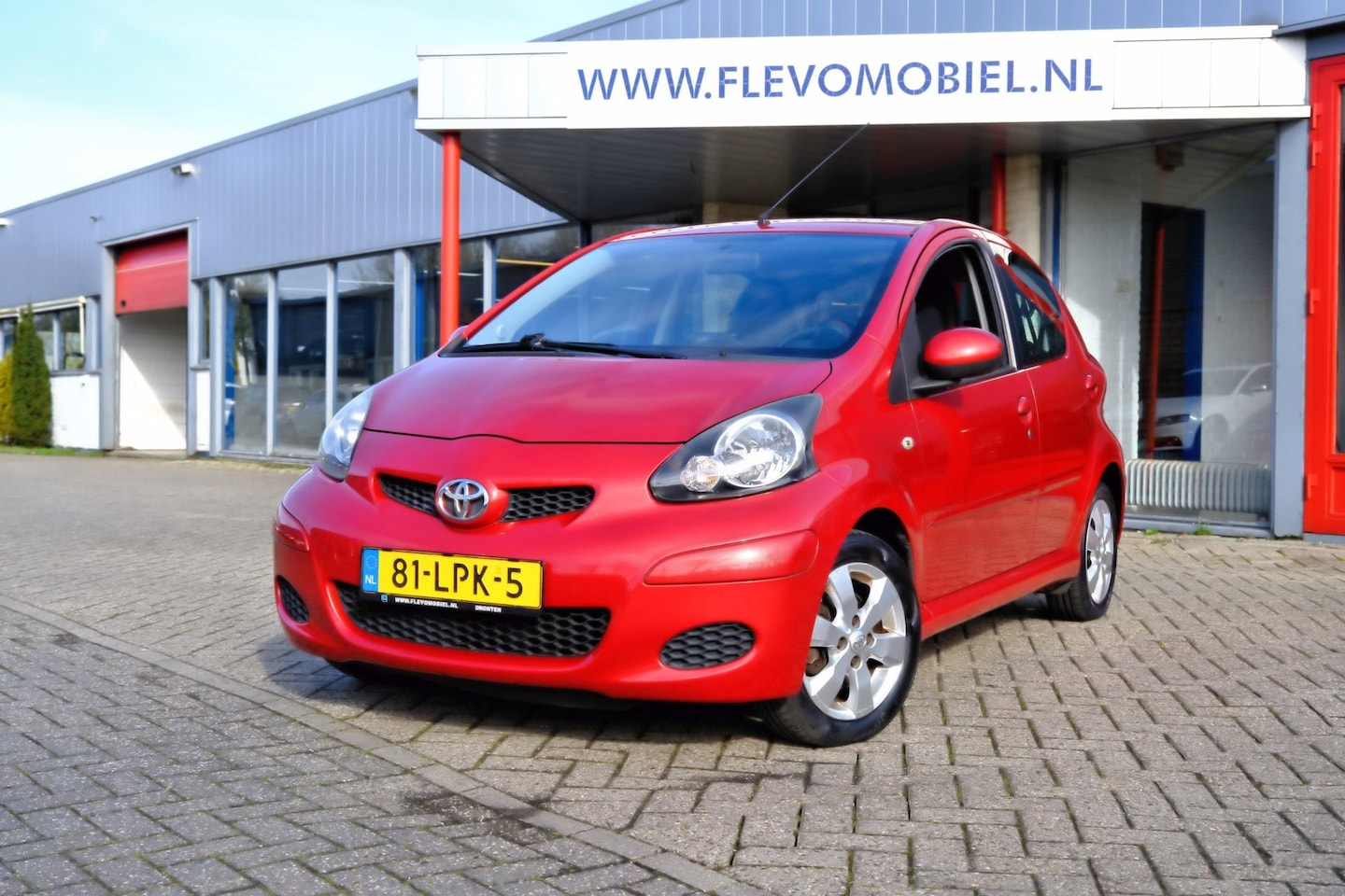 Toyota Aygo - 1.0-12V Aspiration Red Aut. *63.606km!* Airco|LMV|Leder-Alcantara - AutoWereld.nl