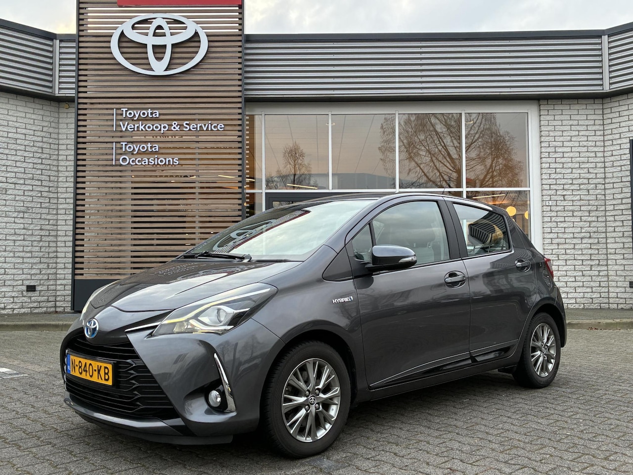 Toyota Yaris - 1.5 HYBRID DESIGN CRUISE CAMERA CLIMA ELEK.RAMEN LM-VELGEN ALL SEASONS - AutoWereld.nl