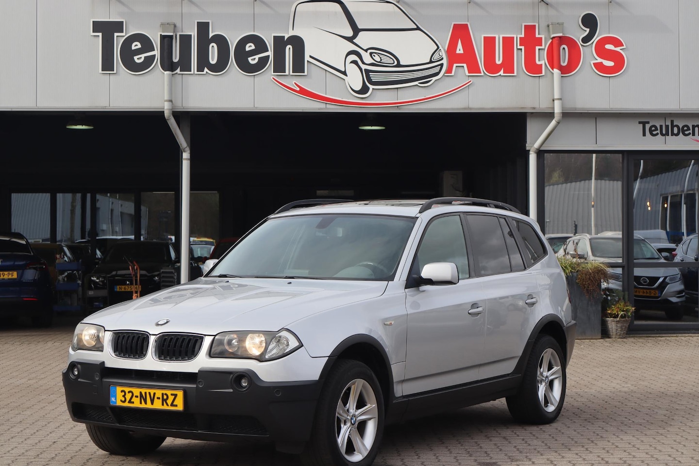 BMW X3 - 3.0i Executive Panoramadak, Schuif- kanteldak, Trekhaak, Cruise control, Elektrische ramen - AutoWereld.nl