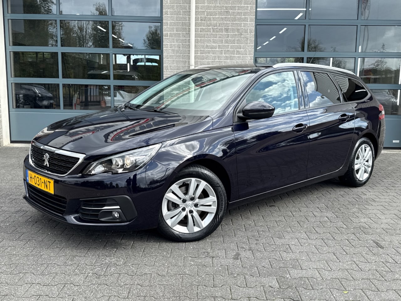 Peugeot 308 SW - 1.2 PureTech Blue Lease Executive | PANORAMADAK | DAB | - AutoWereld.nl