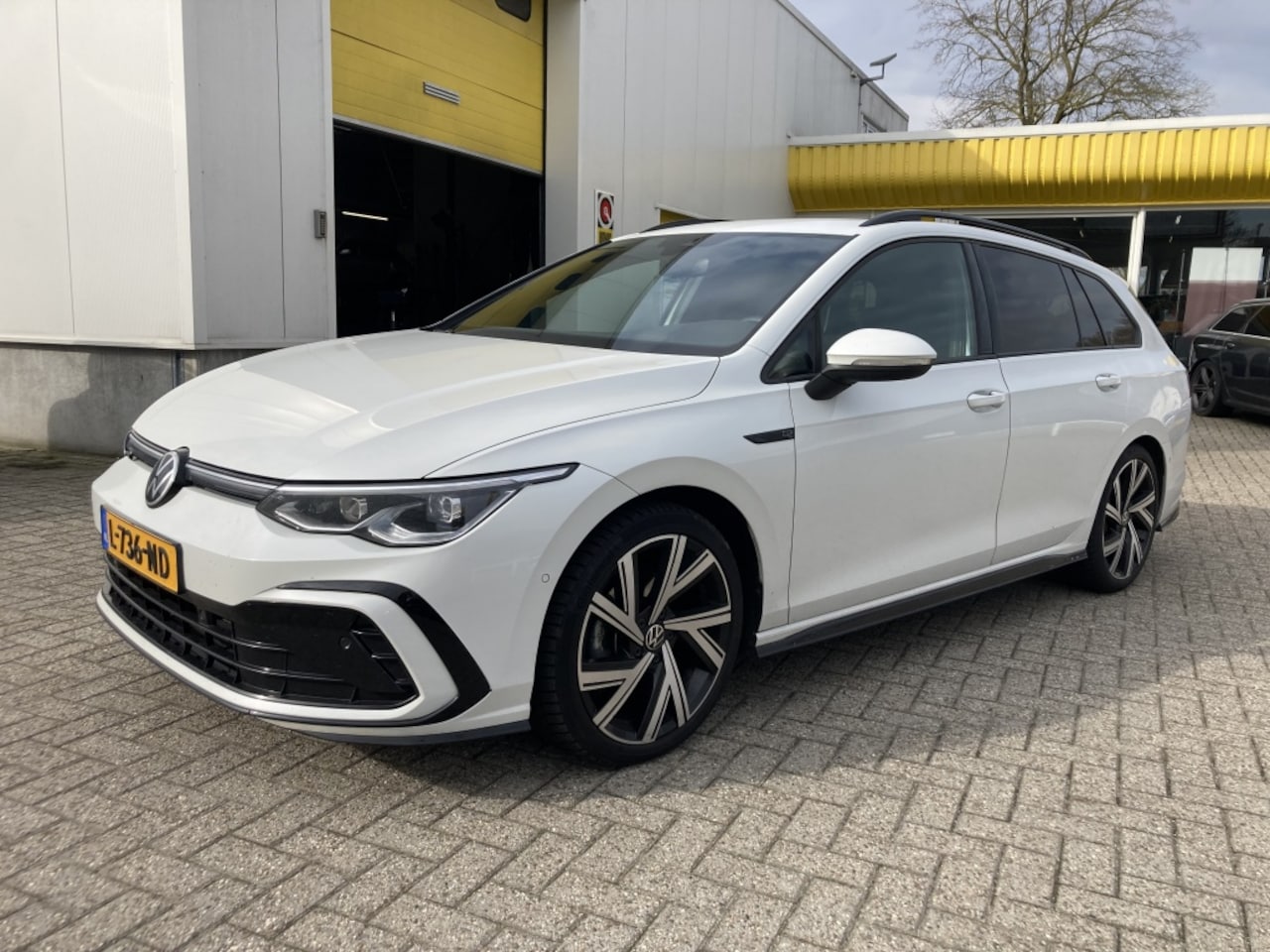 Volkswagen Golf Variant - 1.5 eTSI 3 X R-Line Automaat Trekhaak - AutoWereld.nl