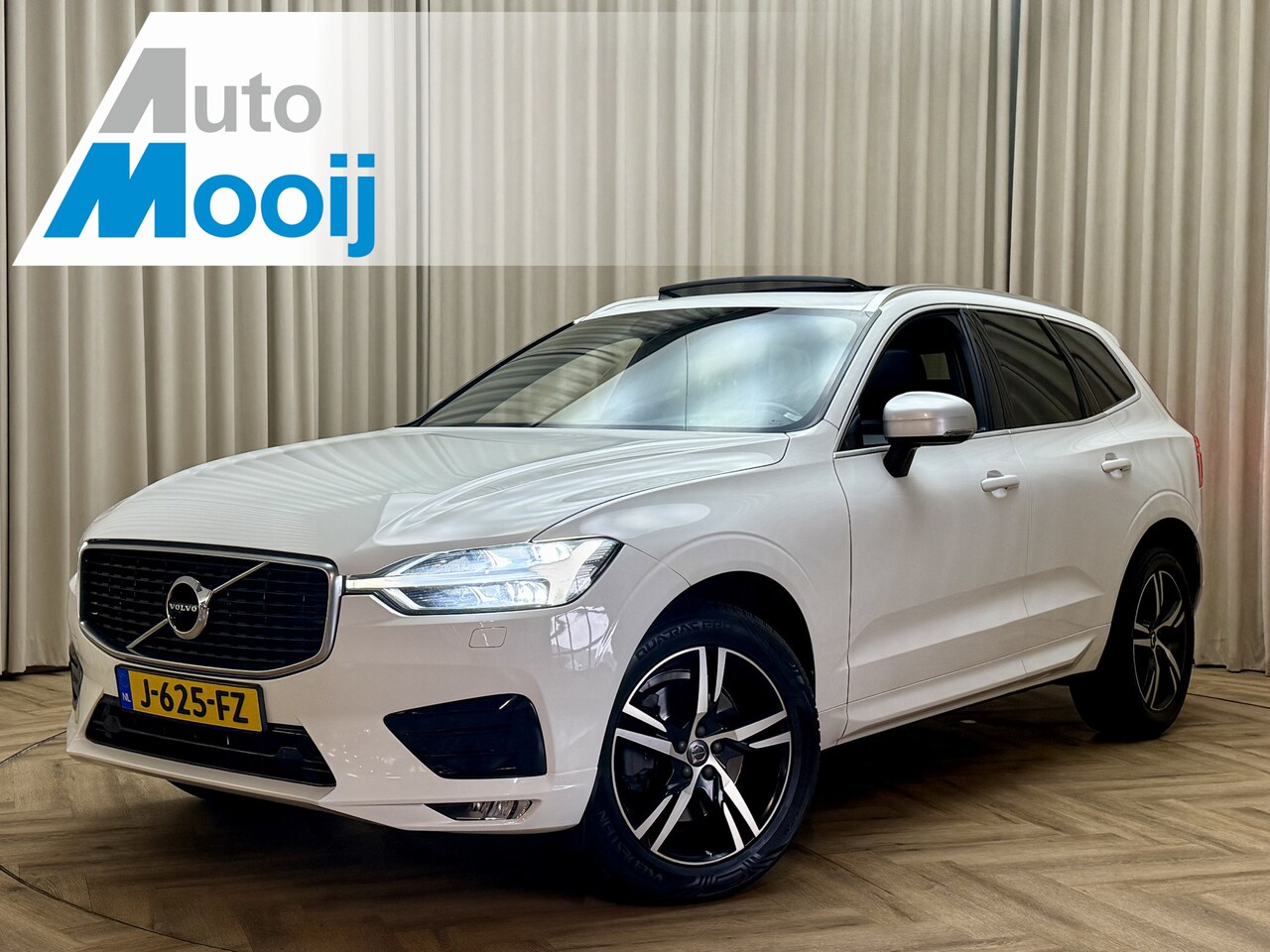 Volvo XC60 - 2.0 D5 AWD R-Design Panoramadak / Adapt. Cruise / Camera / Elek. Trekhaak / Leder / BLIS / - AutoWereld.nl