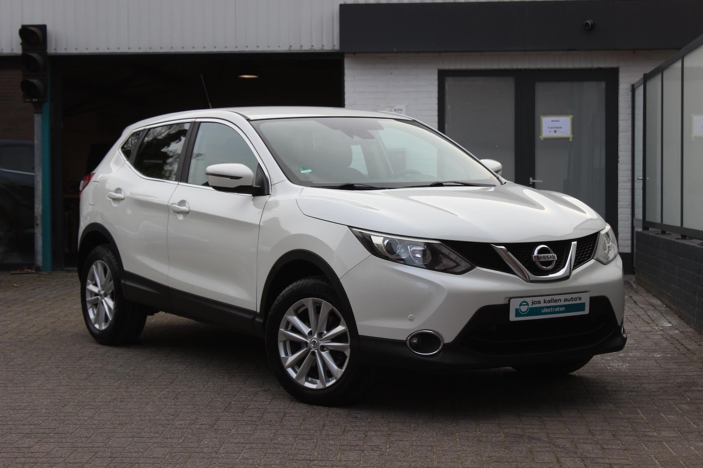 Nissan Qashqai - 1.6 N-Connecta Navi, Camera, PDC, Trekhaak 1500KG, Pearl White, All Season, - AutoWereld.nl