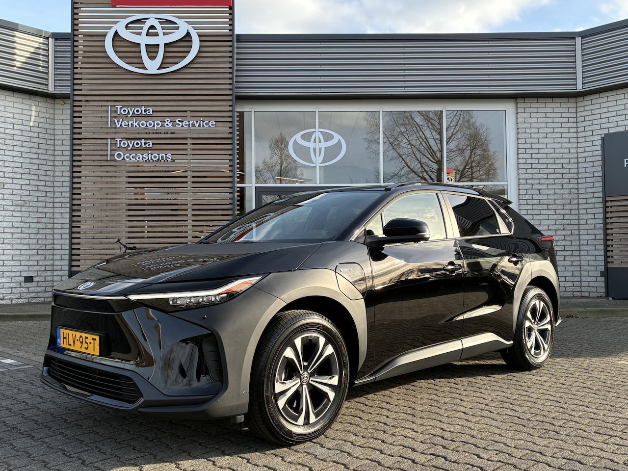 Toyota bZ4X - DYNAMIC 71KWH 3-FASE 360° CAMERA PARK-SENSOREN WARMTEPOMP STOEL/STUURVERW NAVI APPLE/ANDRO - AutoWereld.nl