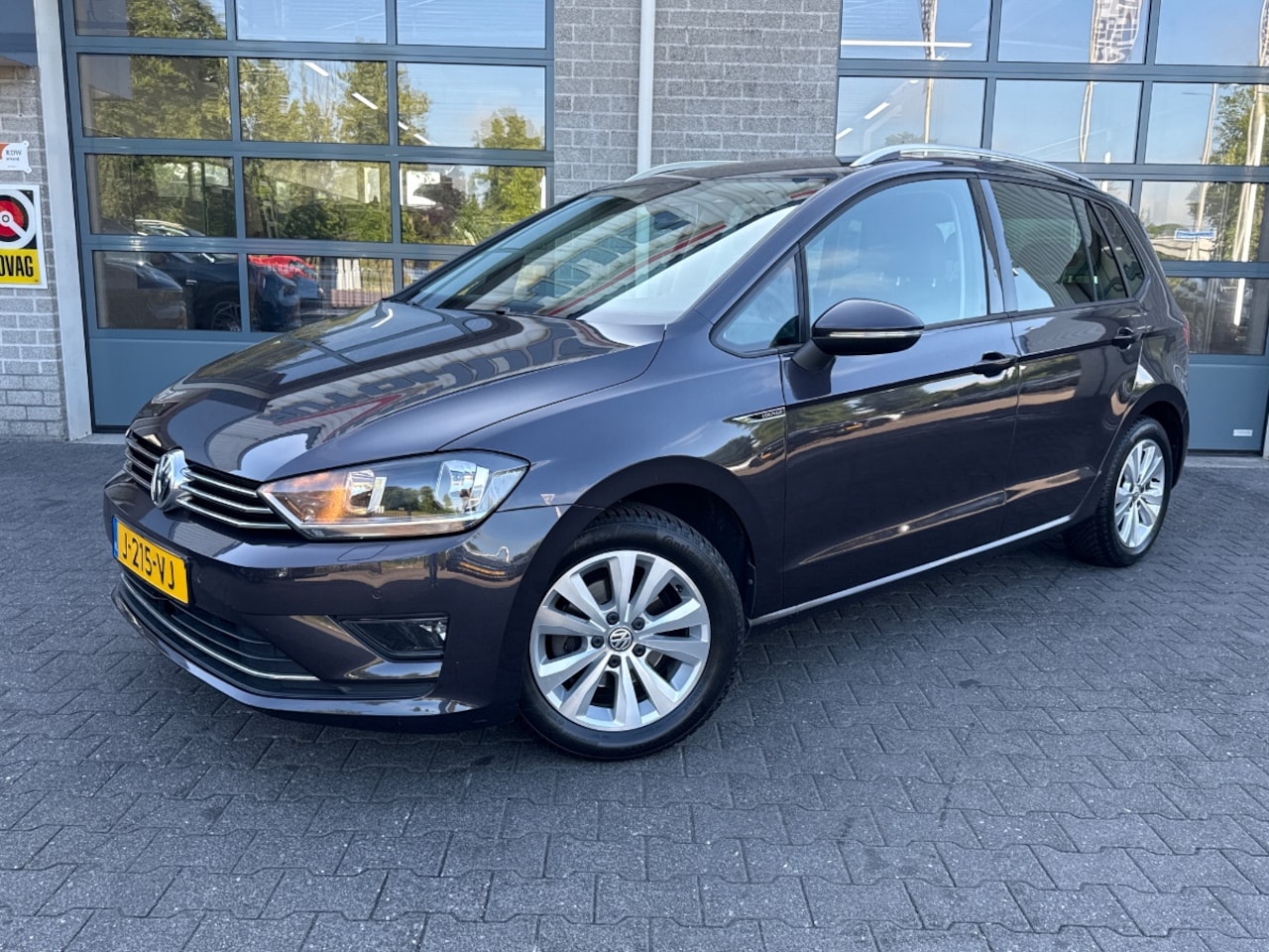 Volkswagen Golf Sportsvan - 1.2 TSI Business Edition | STOELVERWARMING | ELEK TREKHAAK | - AutoWereld.nl