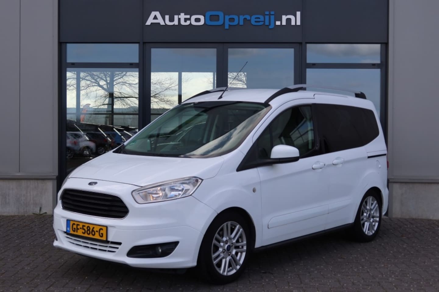 Ford Tourneo Courier - 1.0 Titanium Clima, NAVI, Camera, Cruise, Winterpack, Trekhaak, 2x schuifdeur - AutoWereld.nl