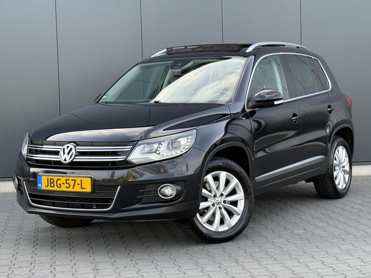 Volkswagen Tiguan - 2.0 TSI 4Motion Leder - Pano - Xenon - Automaat - Volle Uitvoering - AutoWereld.nl