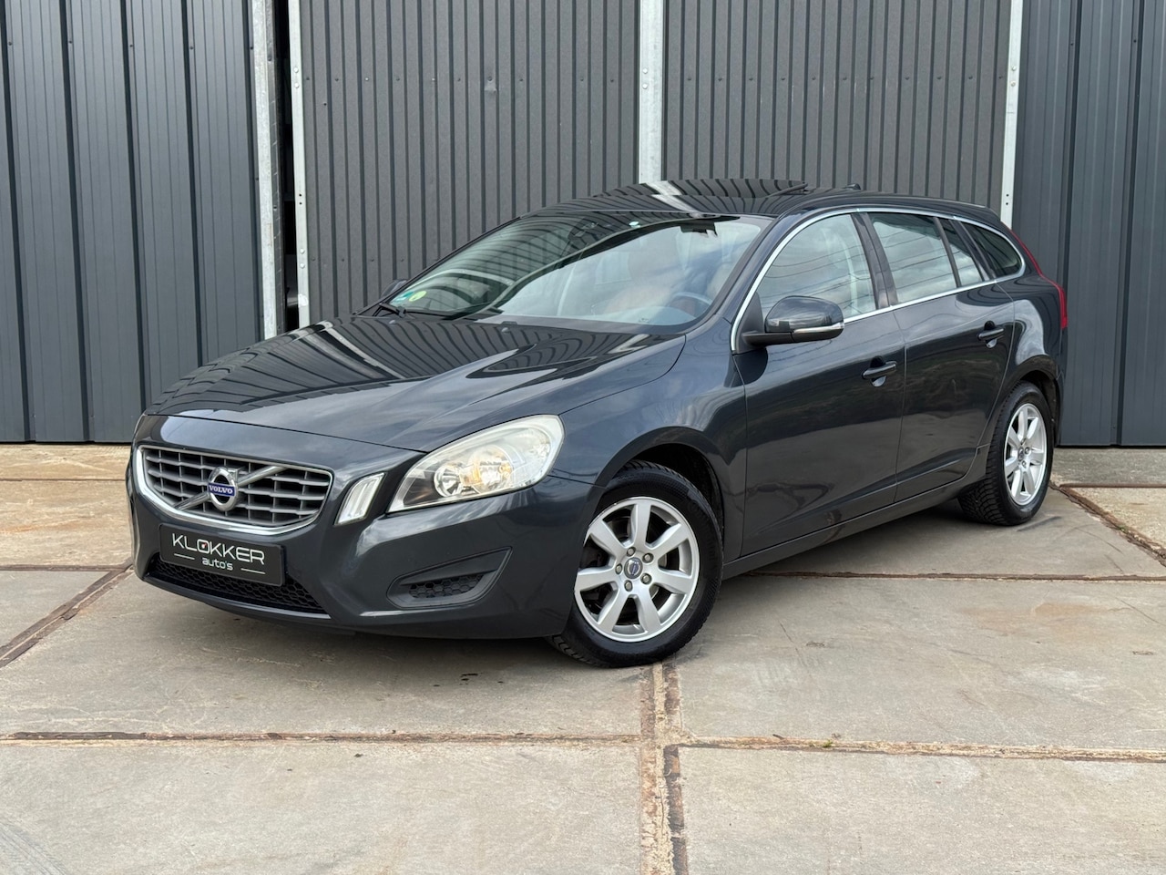 Volvo V60 - 2.0 D3 Momentum Schuifdak|Leder|Navi|Dealer onderhouden - AutoWereld.nl