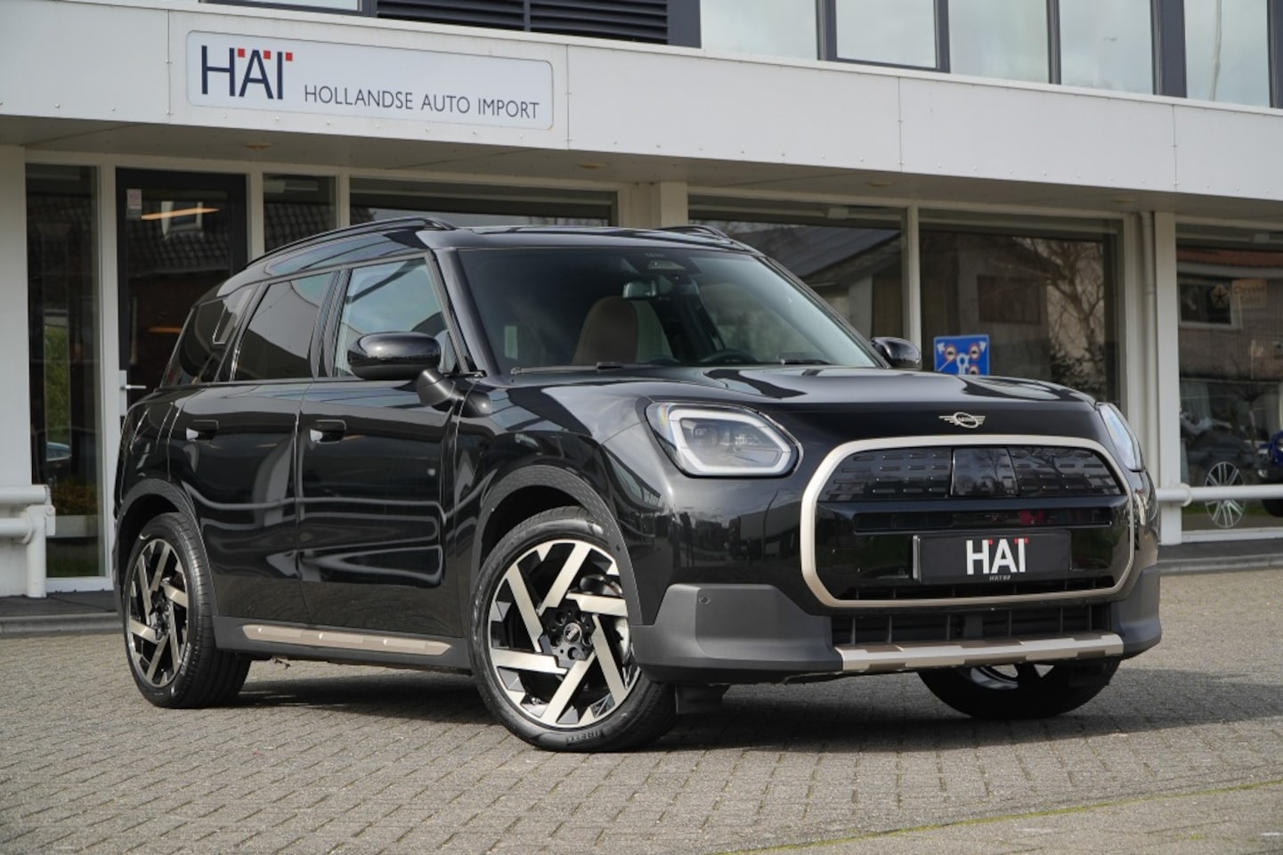 MINI Countryman - Mini E Favoured S 66.5 kWh I Pano I 19 inch I Head-up - AutoWereld.nl
