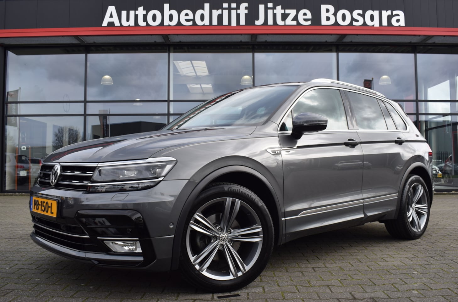 Volkswagen Tiguan - 1.4 TSi 150pk Automaat Highline R-Line Adap. LED | Virtual | Zwart Leder | Keyless | Trekh - AutoWereld.nl