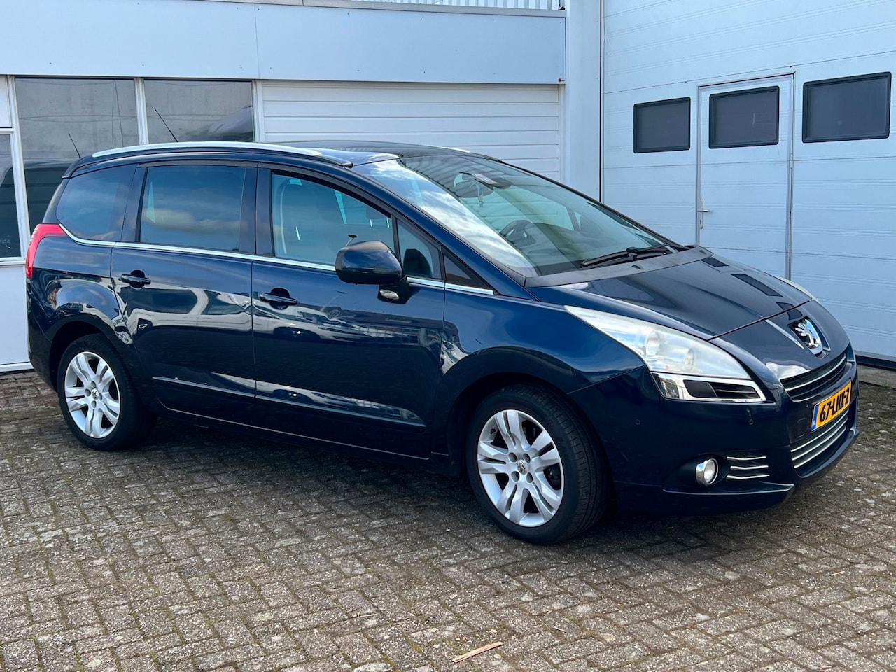 Peugeot 5008 - 1.6 THP Blue Lease Executive 7p. 7 PERSOONS+PANO+LEDER+NAVIGATIE+HEAD UP DISPLAY - AutoWereld.nl