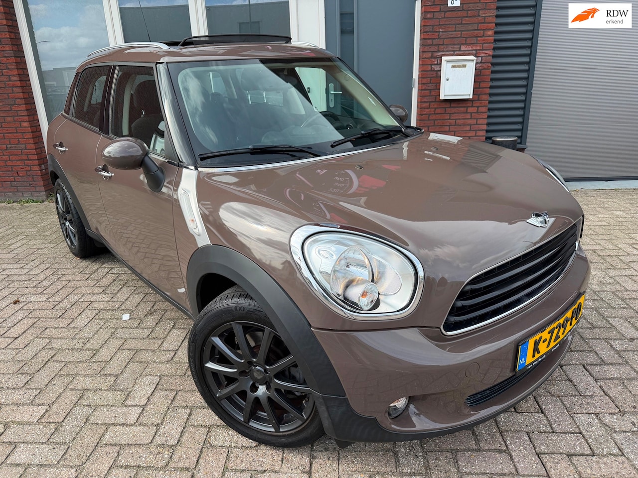 MINI Countryman - Mini 1.6 One Chili / Pano / PDC / 17 inch / Stoelverwarming - AutoWereld.nl