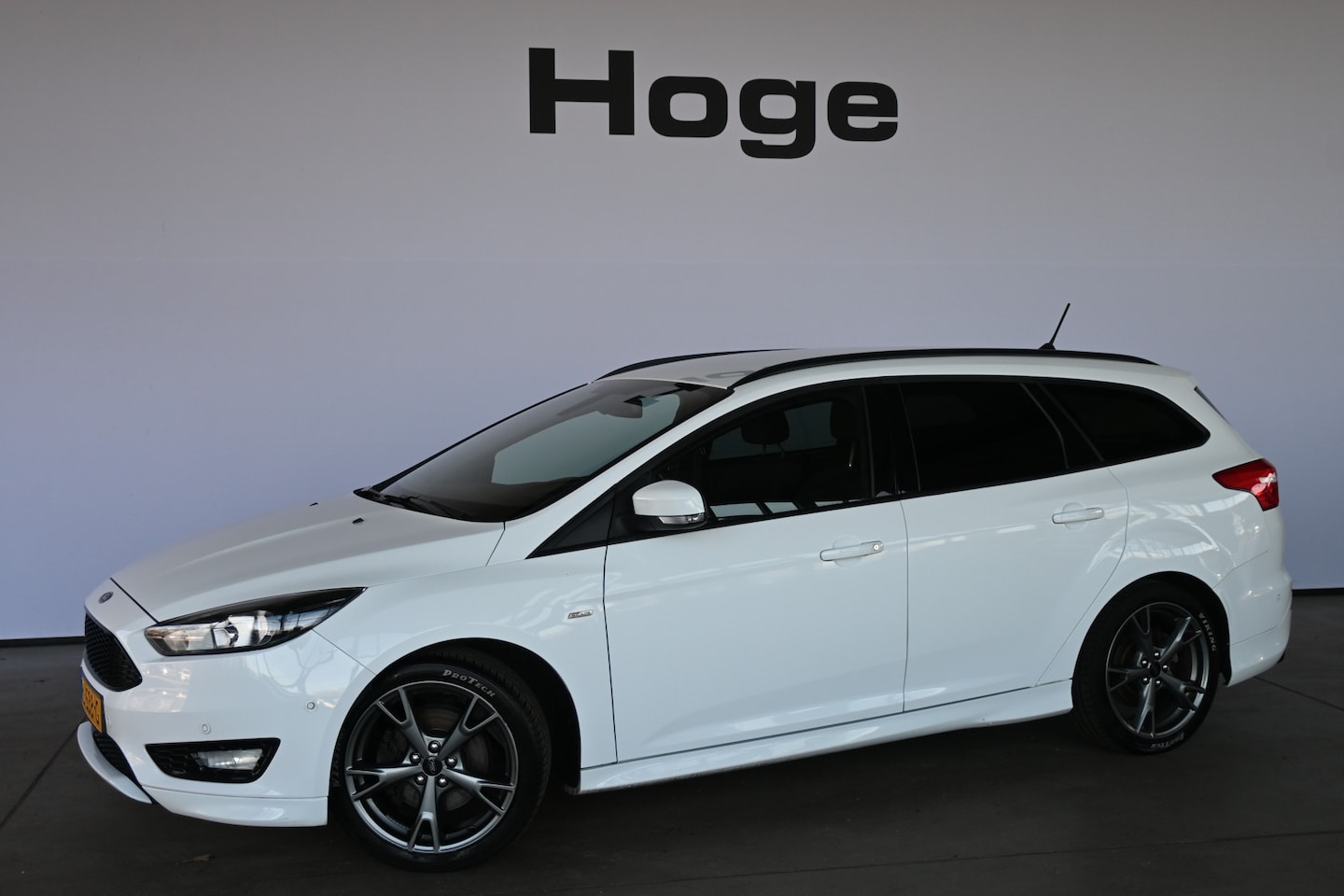 Ford Focus Wagon - 1.5 ST-Line Clima Navigatie Cruise Control Trekhaak Rijklaarprijs Inruil Mogelijk! - AutoWereld.nl