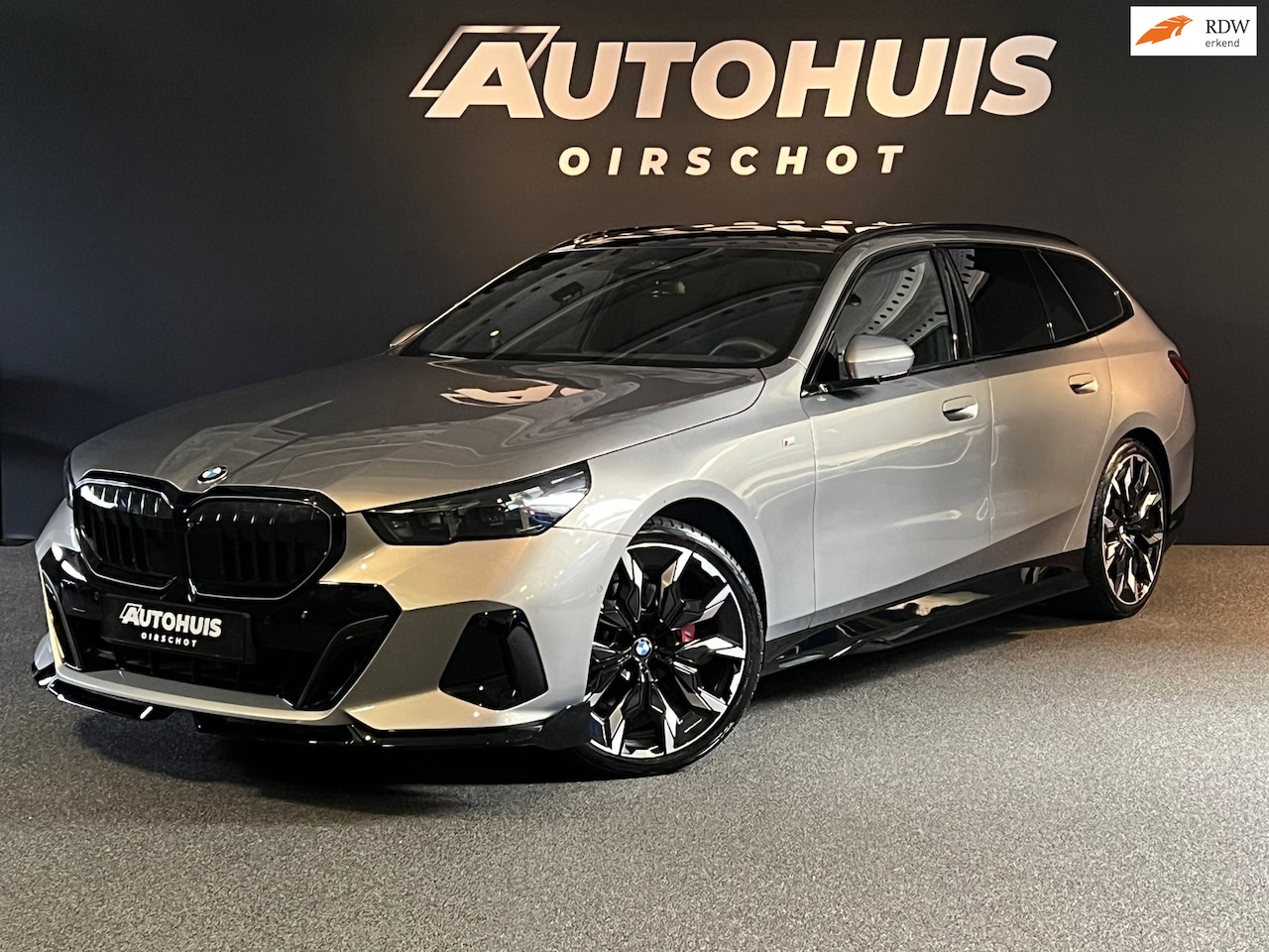 BMW 5-serie Touring - 520i High Executive Edition M Stuurverwarming/Bower&Wilkins/21"/Glazendak/Trekhaak/ 360Cam - AutoWereld.nl