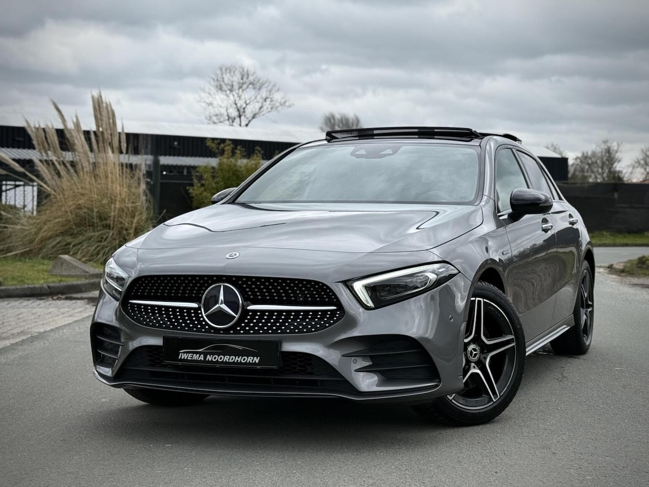 Mercedes-Benz A-klasse - 250 e AMG Panoramadak|Keyless|Night pakket|Multibeam led|Camera|Elektr. verst. stoelen|Sfe - AutoWereld.nl