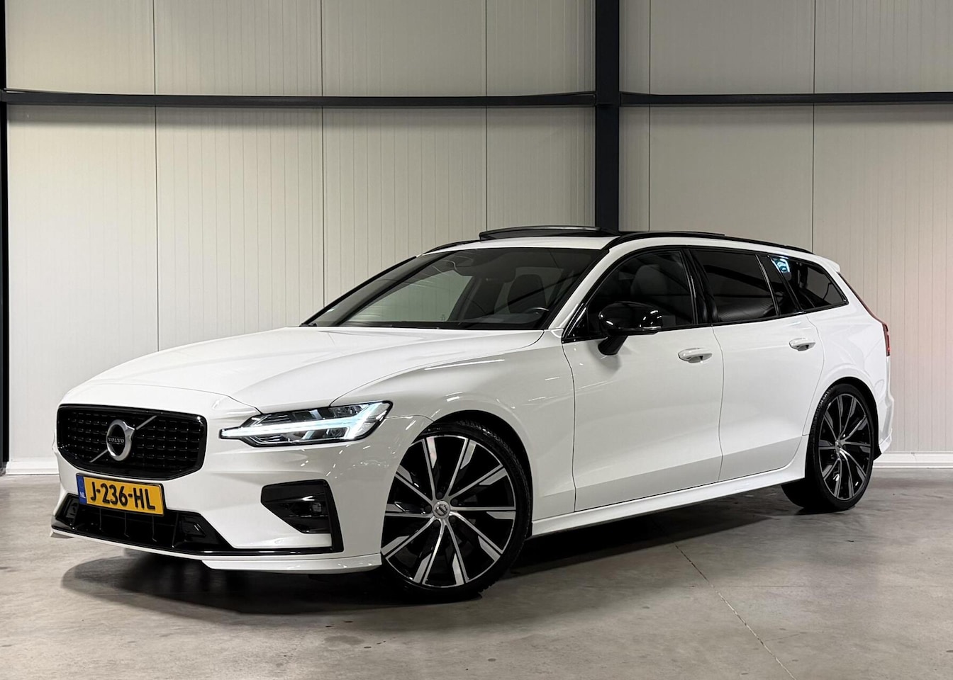 Volvo V60 - 2.0 B4 197PK R-Design Pano Camera H&K Leer Carplay - AutoWereld.nl