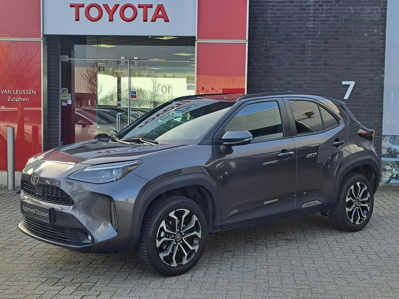 Toyota Yaris Cross - 1.5 Hybrid 115 First Edition APPLE/ANDROID STOEL/STUURVERWARMING NAVI AD-CRUISE PRIVACY-GL - AutoWereld.nl