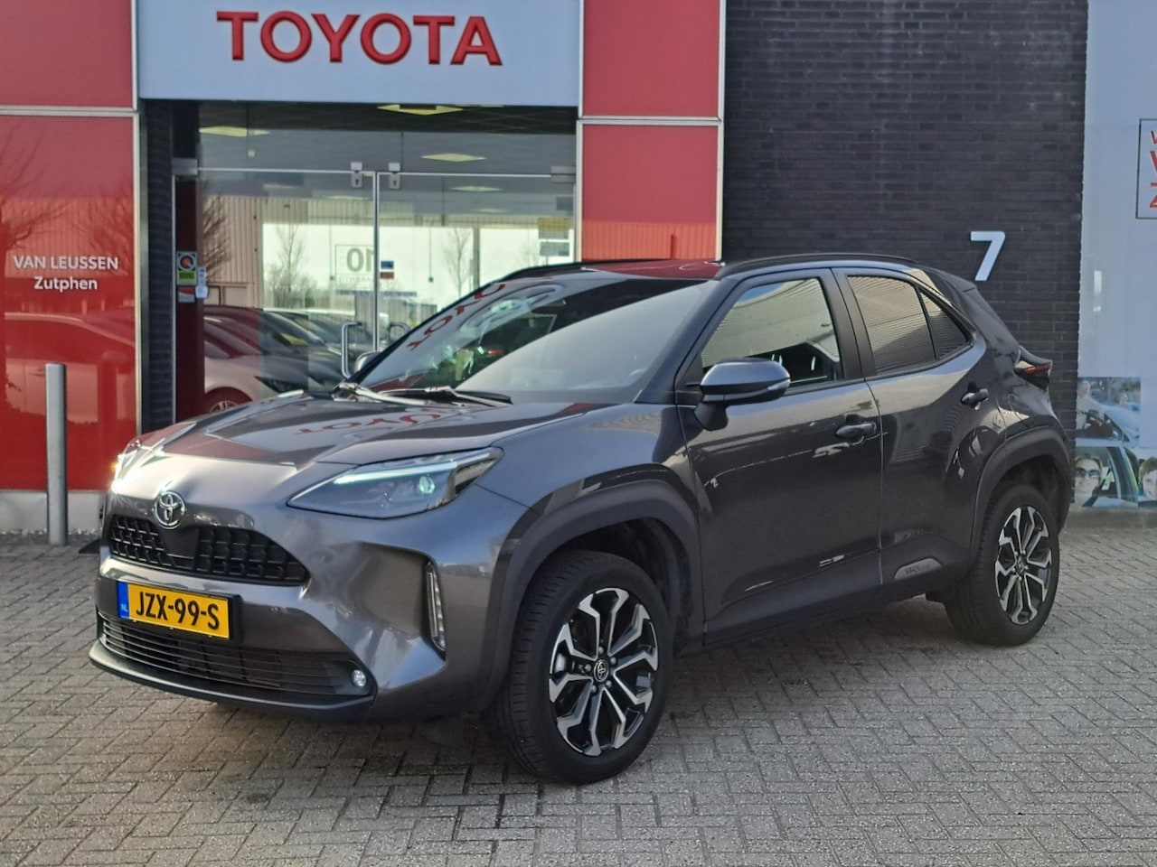Toyota Yaris Cross - 1.5 Hybrid 115 First Edition APPLE/ANDROID STOEL/STUURVERWARMING NAVI AD-CRUISE PRIVACY-GL - AutoWereld.nl