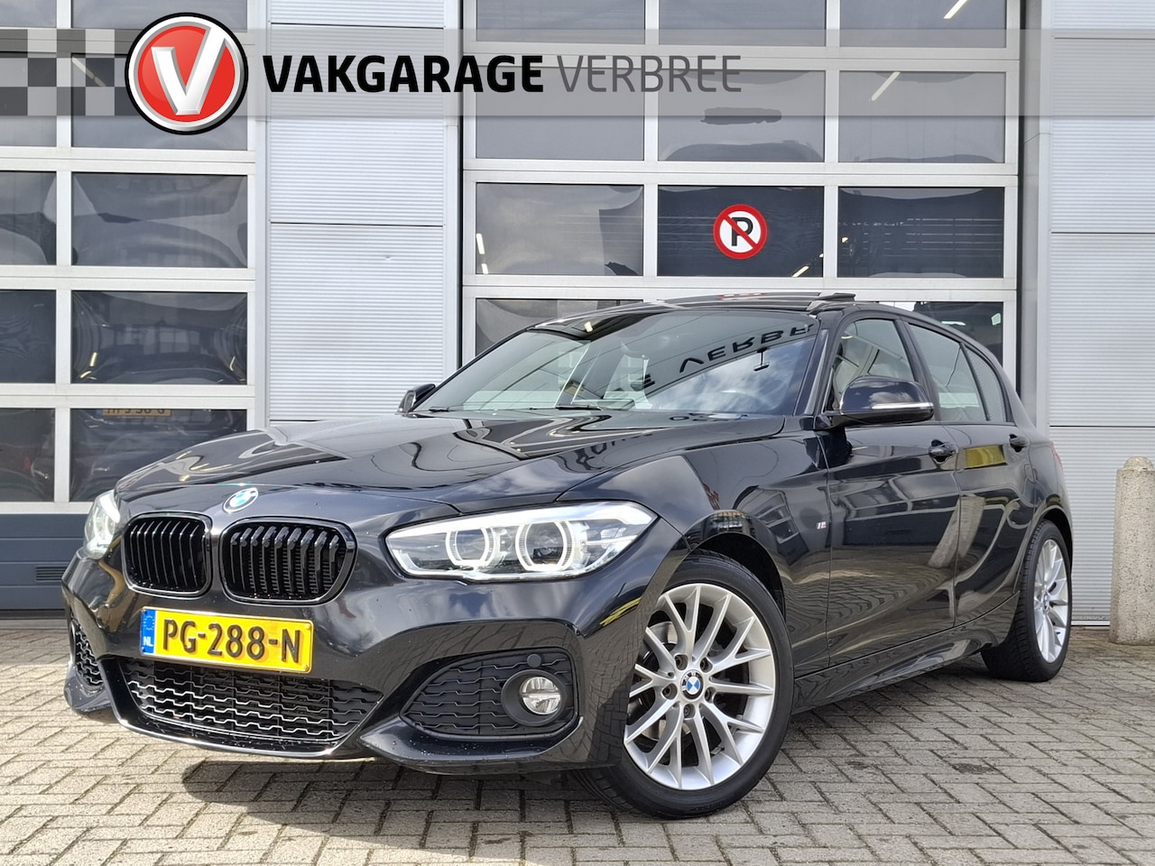 BMW 1-serie - 118i Corporate Lease High Executive | Navigatie | LM Velgen 17" | Elektrisch Glazen Panora - AutoWereld.nl