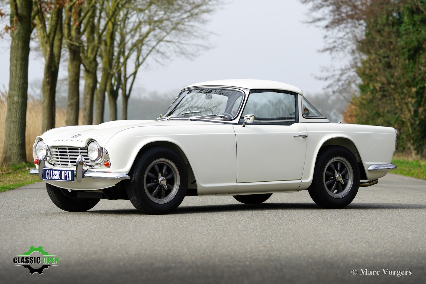 Triumph TR4 - Surrey Top - AutoWereld.nl