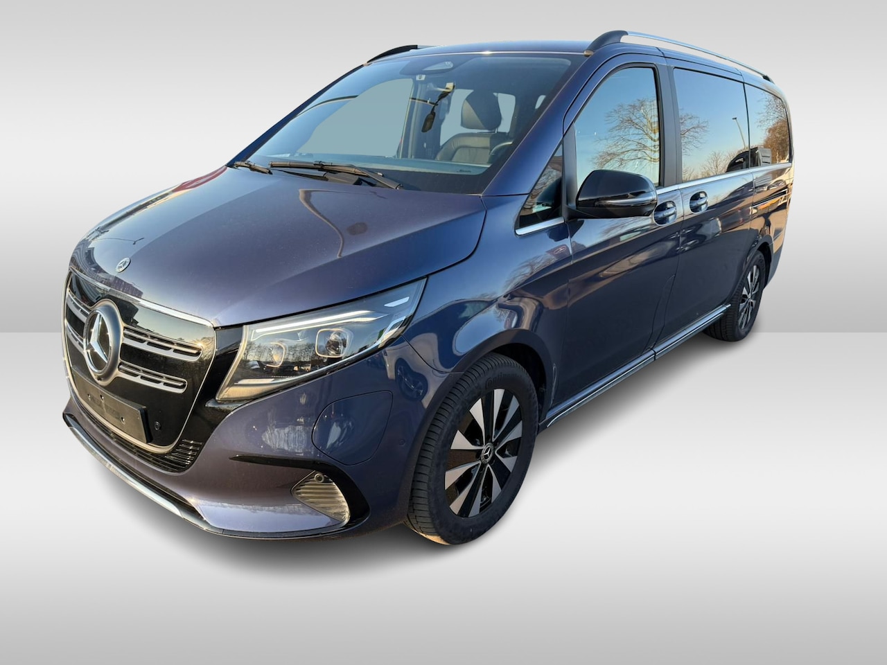 Mercedes-Benz EQV - 300 Personenbus Airco Navigatie Camera Panoramadak (Wordt verwacht) - AutoWereld.nl