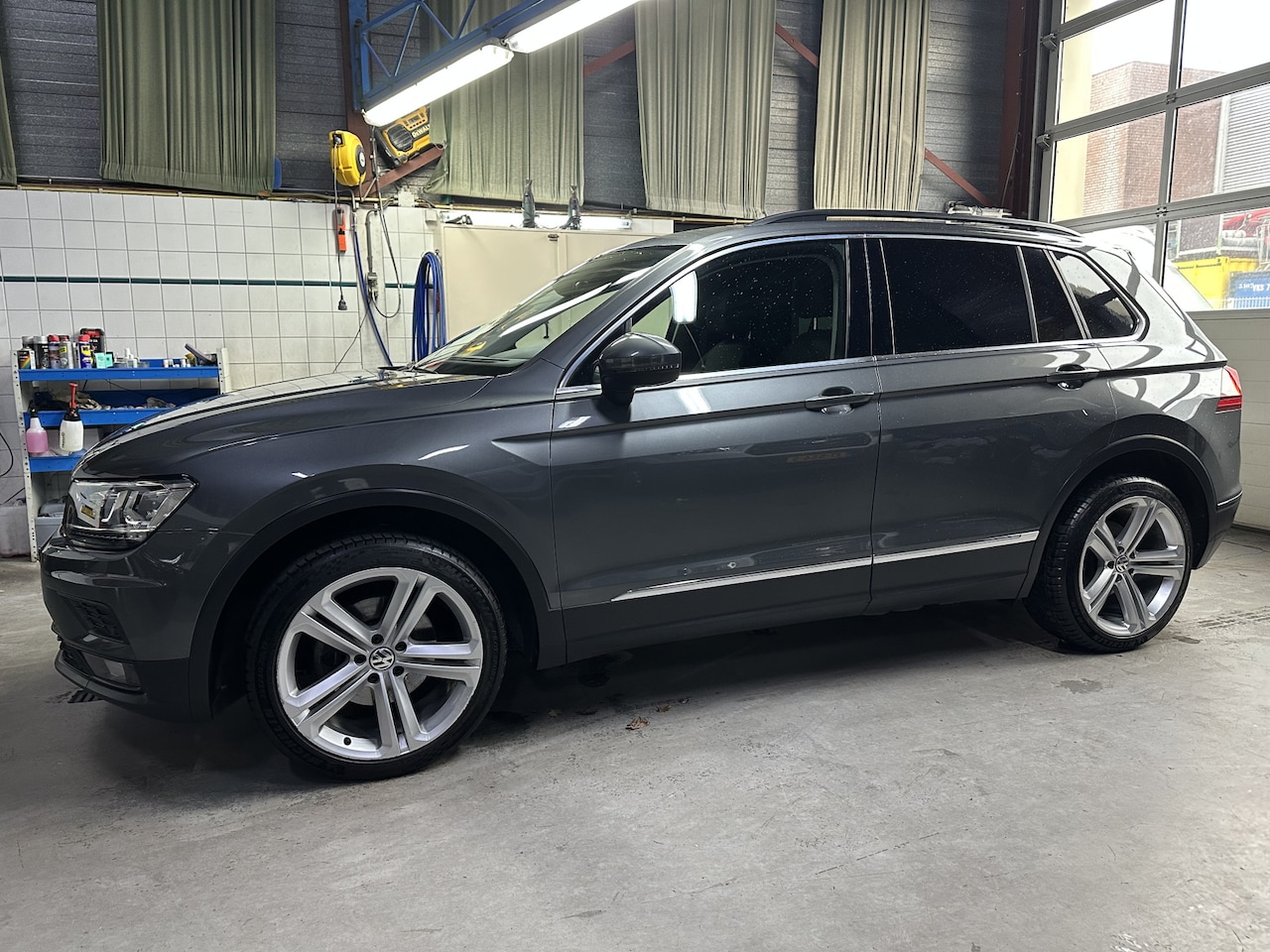 Volkswagen Tiguan - 2.0 TDI 150pk DSG/Aut. Grijs kenteken Airco,Cruise,Navi,Camera,Sfeerverl,Pdc,19 Lmv - AutoWereld.nl